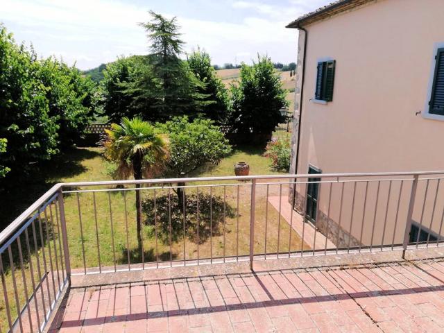 Complesso immbiliare di ampia superficie con villa d'epoca d. 750m² Montecatini Val di Cecina