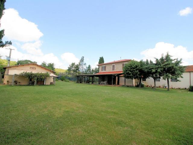 Complesso immobiliare di ampia superficie con annessi e terr. 760m² Monteverdi Marittimo