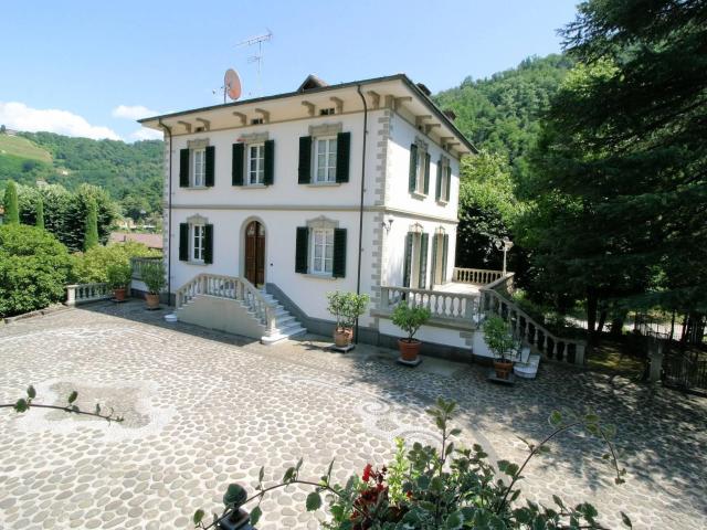 Complesso immobiliare di ampia superficie con parco in vendi. 820m² Bagni di lucca ponte