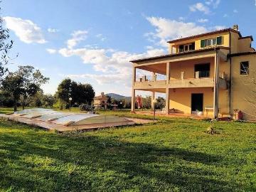 Complesso immobiliare di ampia superficie con terreni in ven. 675m² Capalbio stazione