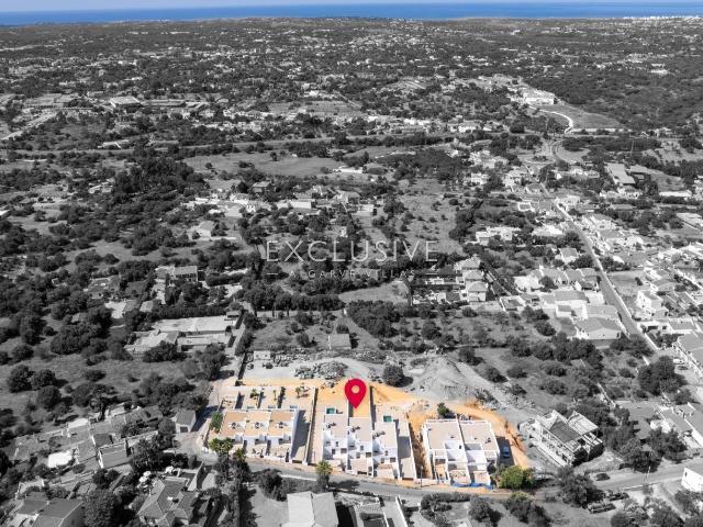 Compra uma moradia nova com piscina e jardim privado em Alma. 522m² Almancil