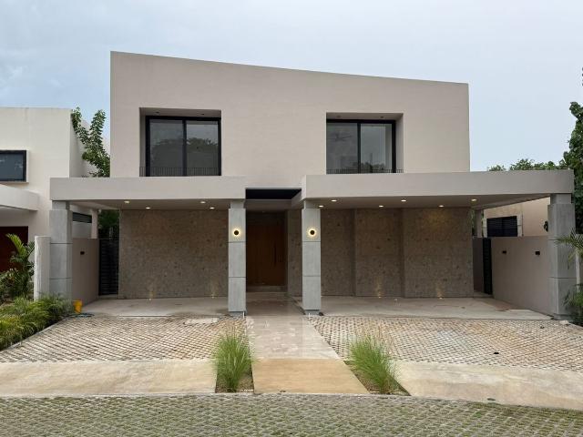 Compra y estrena espectacular casa en Compostela