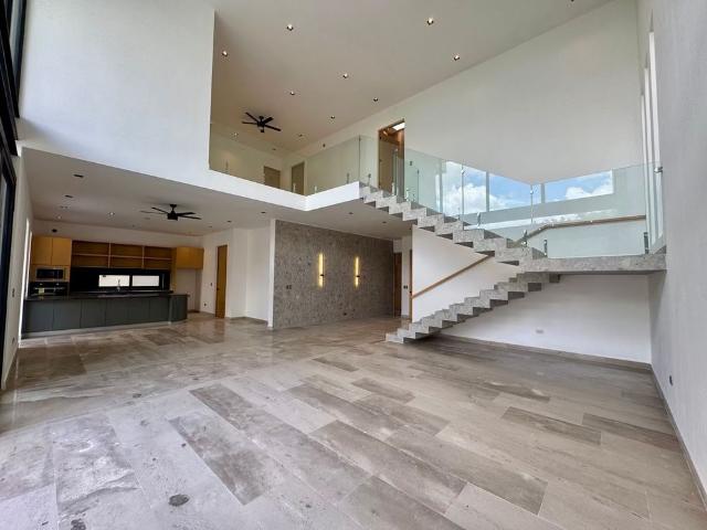 Compra y estrena espectacular casa en Compostela