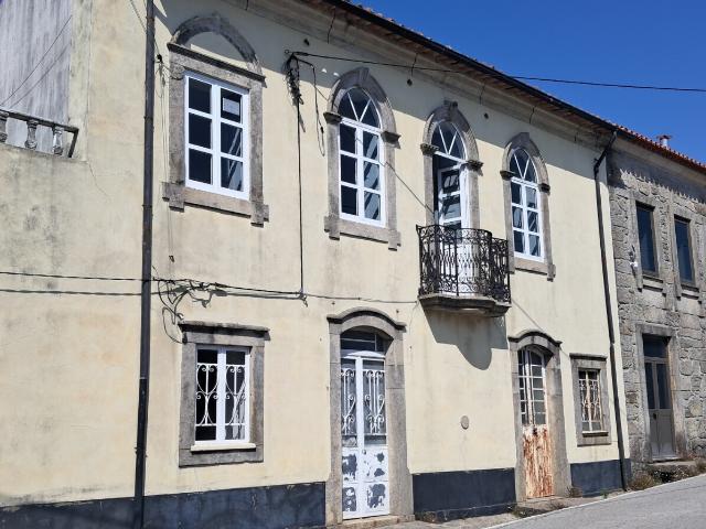 Comprar moradia T3 para restaurar em Escariz, Arouca