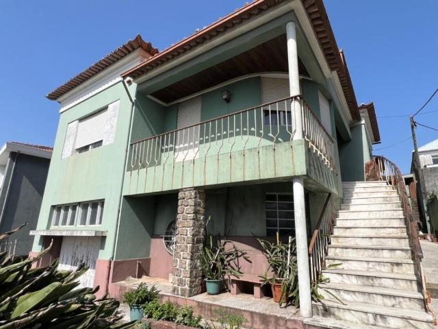 Comprar moradia T3 + terreno rústico em Arrifana, Santa Maria da Feira