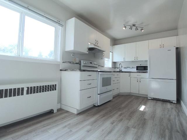 Compton Court Apartments 1 Bedroom Apartment for Rent at 11310 109 Ave Nw, Edmonton, AB T5H 1E2 Queen Mary Park
