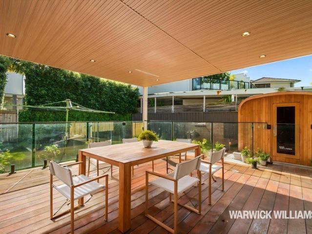 CONTEMPORY DESIGN LIGHT FILLED BAYSIDE LIVING
