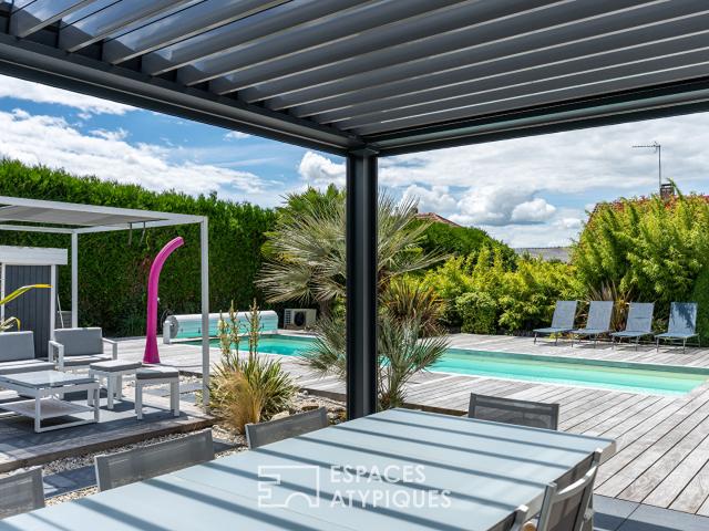 Contemporaine aux volumes généreux sur un magnifique terrain avec piscine