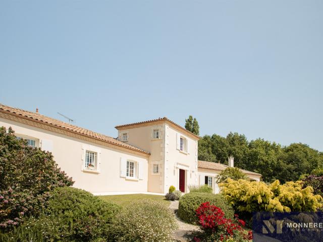 Contemporaine Avec Gite Et Superbe Vue 290m² Barbezieux Saint Hilaire