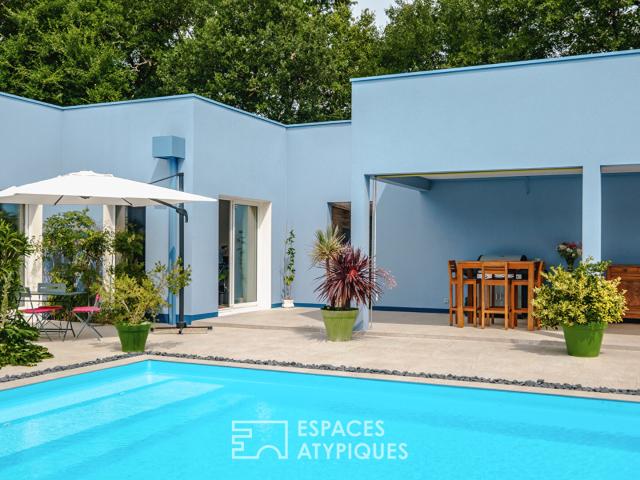 Contemporaine dans un environnement boisé