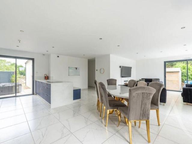 Contemporaine de plain pied de 2023 située à ROUANS 128 m2