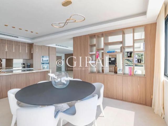 Contemporaine Pied dans l'eau