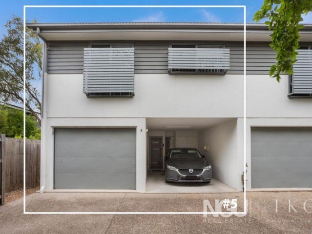 Contemporary 3 Bed Townhouse in a Small, Quiet Complex Walk to Rail + Shops!