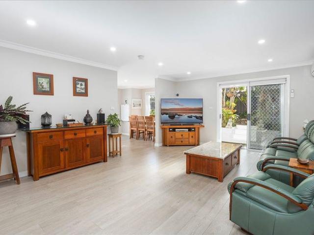Contemporary 3 Bedroom Duplex in a Quiet Cul De Sac