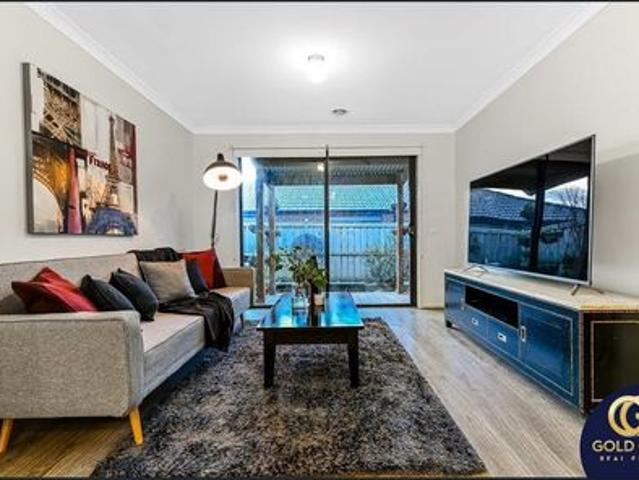 Contemporary 3 Bedroom Family Home in the Heart of Clyde Springs