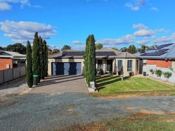 CONTEMPORARY 3 BEDROOM GEM