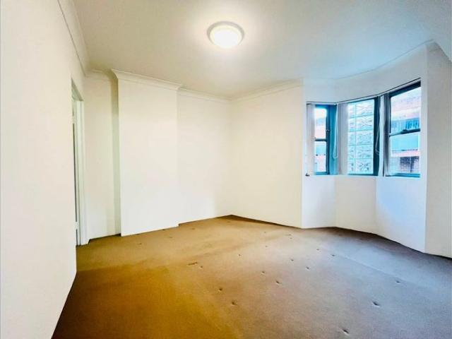 Contemporary 3 Bedroom Residence with Expansive Entertainer's Balcony in the Heart of Pyrmont