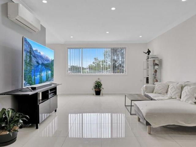 CONTEMPORARY 3 BEDROOM RESIDENCE. IDEAL LOCATION IN ROPES CROSSING!