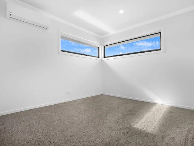 Contemporary 3 Bedroom Townhouse!