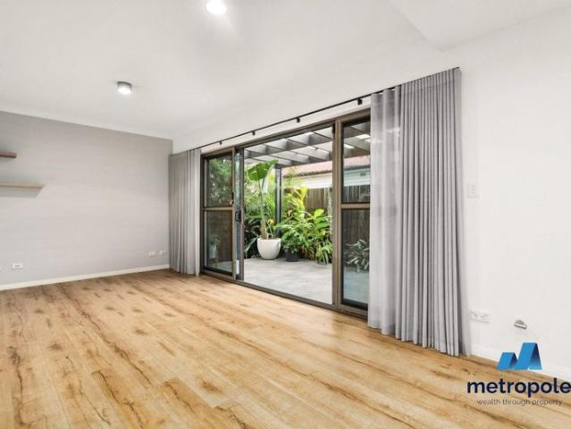 CONTEMPORARY 3 BEDROOM TOWNHOUSE WITH PRIVATE OUTDOOR ENTERTAINING