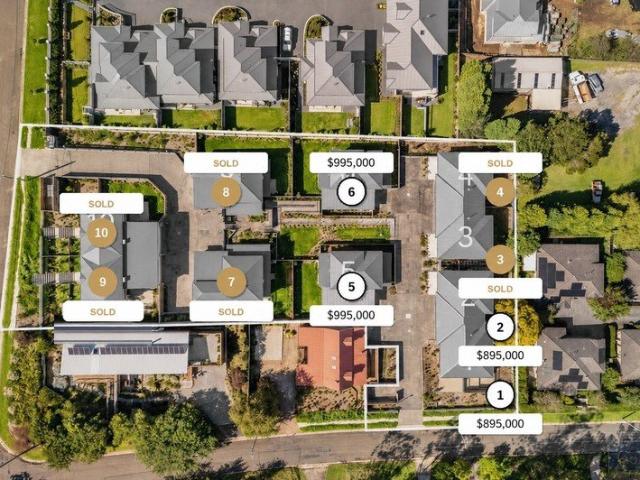 Contemporary 3 bedroom Townhouse Living with Quality Throughout