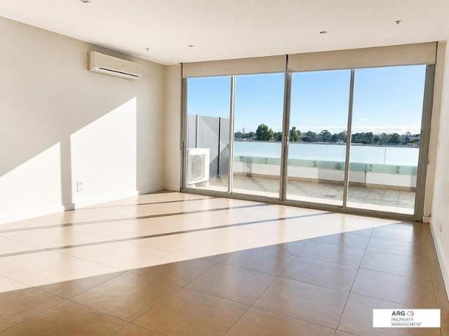 Contemporary 1 bed, 1 car and 1 car comfort & location close to Highpoint
