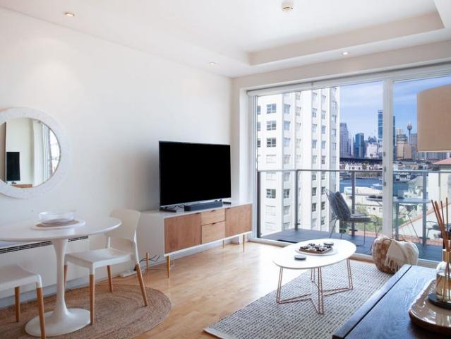 Contemporary 1 bedroom apartment with balcony overlooking Harbour Bridge, plus parking $1,050/week furnished including bills