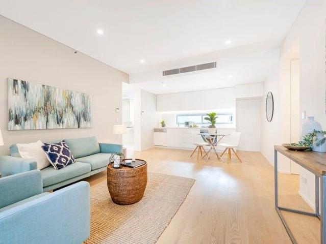 Contemporary 1 Bedroom Apartment in Prime Location