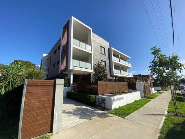 Contemporary 2 Bedroom Apartment | Prime Location Near Station & Shops
