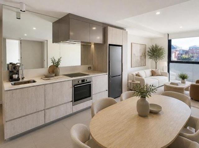 Contemporary 2 bedroom, 1 car park and large balcony next to Highpoint