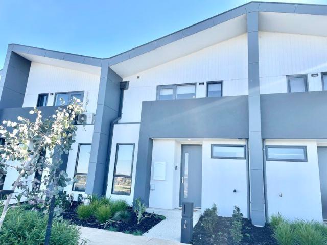 Contemporary 4 Bedroom Family Home Overlooking Park & Waterway