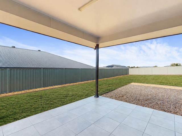 Contemporary 4 bedroom home with room to grow, lawnmowing included