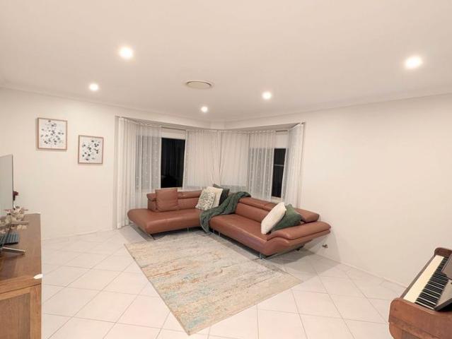 Contemporary 4 bedroom house in central location!
