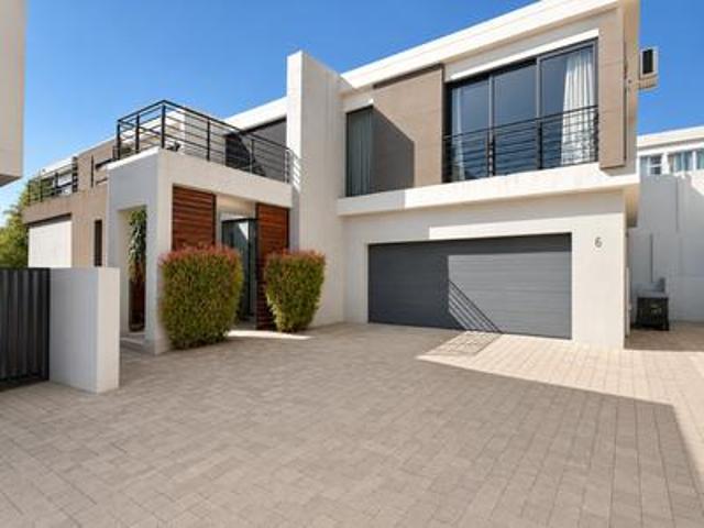 contemporary 4 bedroom residence