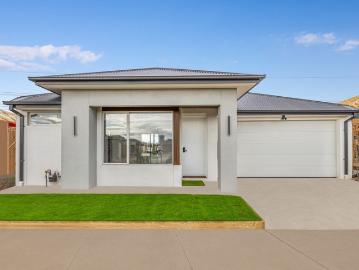 Contemporary 4 Bedroom Residence with Designer Touches