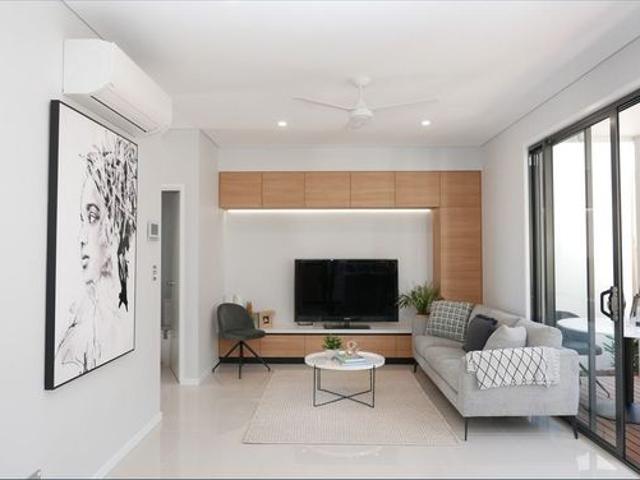 Contemporary 4 Bedroom Townhouse In Convenient Location!