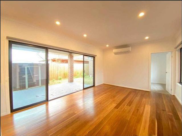 Contemporary 4 Bedroom Townhouse in Prime Clayton Location