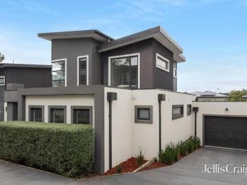 Contemporary 6 year old townhouse metres to Mullum Mullum Parkland