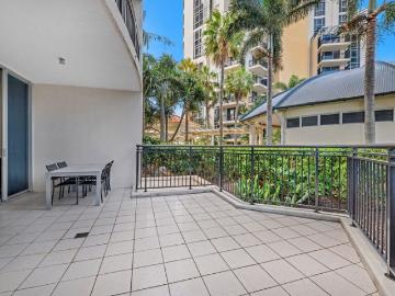CONTEMPORARY COURTYARD, BEACHSIDE APARTMENT!