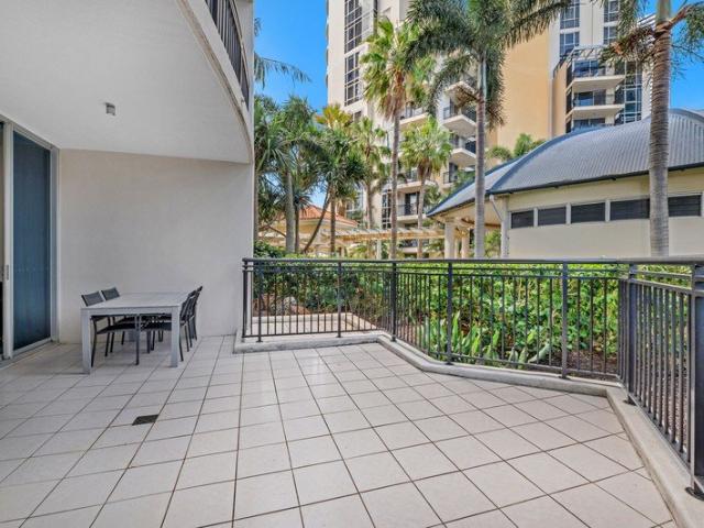 CONTEMPORARY COURTYARD, BEACHSIDE APARTMENT!