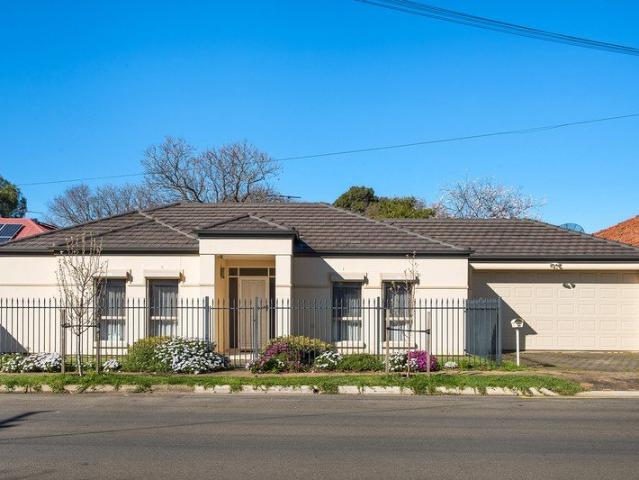 CONTEMPORARY COURTYARD HOME IN A HIGHLY SOUGHT AFTER LOCATION