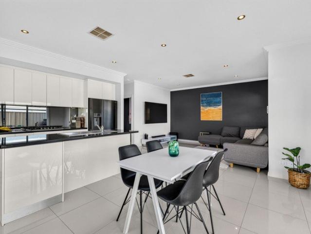 Contemporary Courtyard Living with Space to Entertain