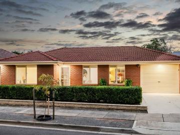 Contemporary Courtyard Living in a Premier City to Sea Location