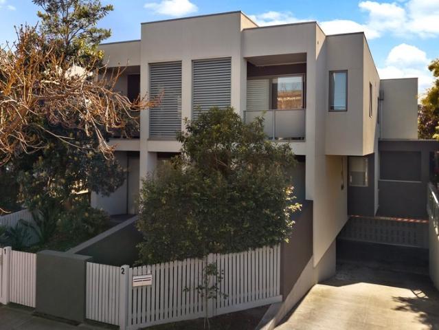Contemporary Courtyard Living in Cheltenham's Heart