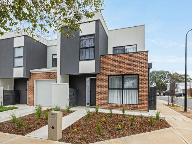 Contemporary Courtyard Townhouse Living!