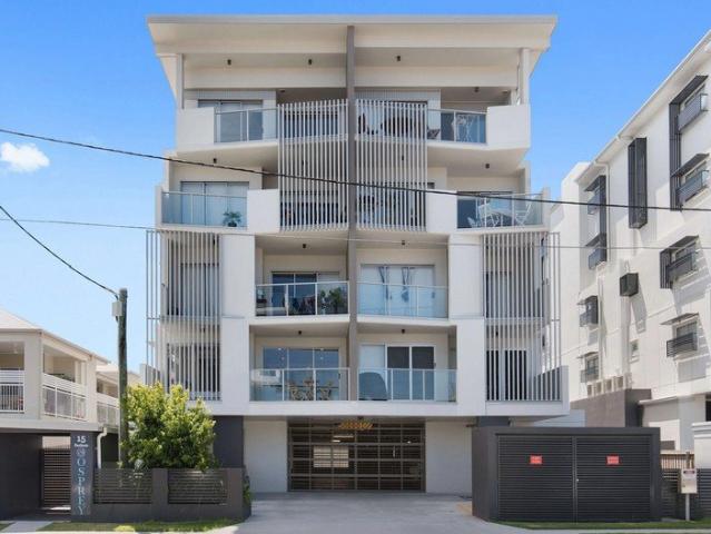 CONTEMPORARY COASTAL APARTMENT IN THE HEART OF WYNNUM