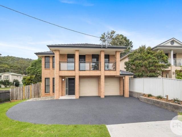 Contemporary Coastal Comfort with Space for the Whole Family