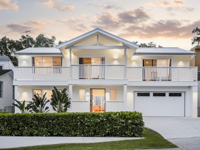 Contemporary Coastal Family Living with Ocean Views & Resort Style Entertaining
