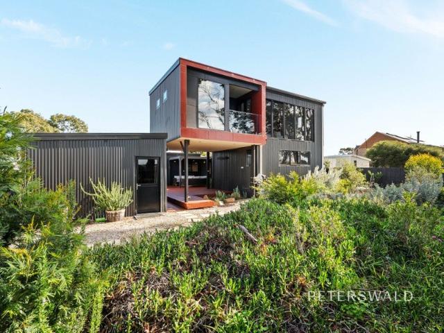 Contemporary coastal living