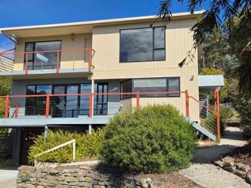 Coastal Living with sensational ocean and river views